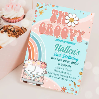 Invitación Dos Groovy Retro Daisy Arcoiris segundo cumpleaños