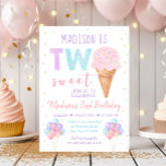 Invitación Dos helados dulces Rainbow Birthday<br><div class="desc">Esta encantadora invitación cuenta con un cono de helado y globos en tonos arcoiris pastel con confetti de Relieve metalizado de oro falso.</div>