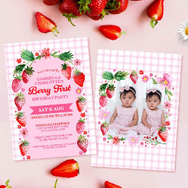 Invitación Dos hermanas gemelas juntas Berry Primer cumpleaño