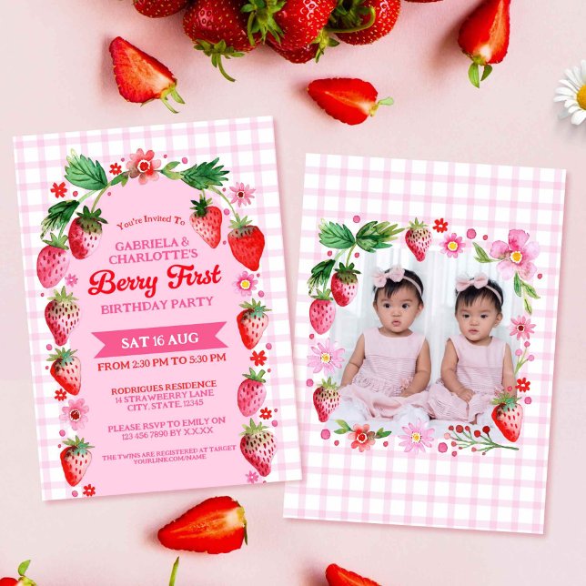 Invitación Dos hermanas gemelas juntas Berry Primer cumpleaño (Twin Sisters Joint Berry First Birthday Photo Invitation)
