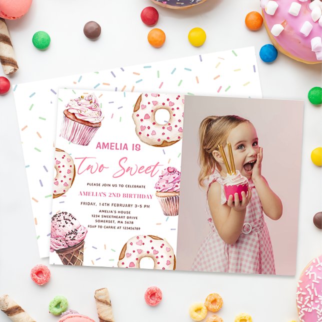 Invitación Dos pasteles dulces y una foto de cumpleaños (Subido por el creador)
