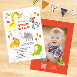 Invitación Dos salvajes animales de Safari en su segundo cump<br><div class="desc">Dos animales salvajes de 2º cumpleaños, Safari Animals Cute Kids Fotografía Invitaciones Invita a que se presenten pintorescas jirafas, elefantes, leones, cebras y cocodrilos, animales salvajes lindos y coloridos con el texto "Dos salvajes" en escritura moderna de tipografía naranja acentuada con el número 2, globos y confetti. Perfecto para los...</div>