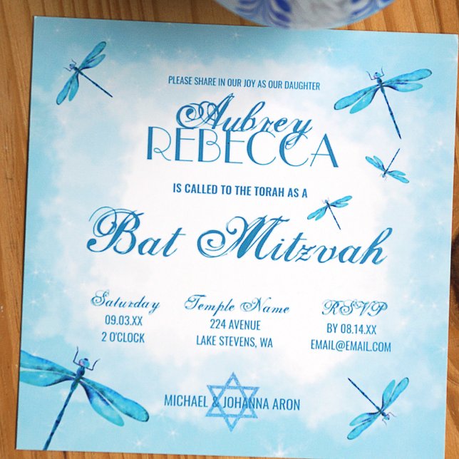 Invitación Dragonflies turquesa ligero Bat Mitzvah (Whimsical turquoise dragonflies bat mitzvah invitation, unique square card)