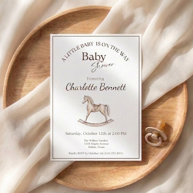 Invitación Ducha de Bebé Caballo Mecedor Neutral (Minimalist baby shower invitation with rocking horse on wooden tray background)