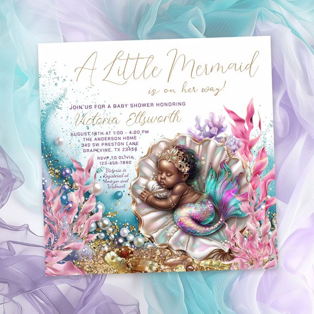 Invitación Ducha de bebé con concha de sirena afroamericana (Beautiful mermaid baby shower invitation with sweet baby mermaid sleeping in a clamshell.)