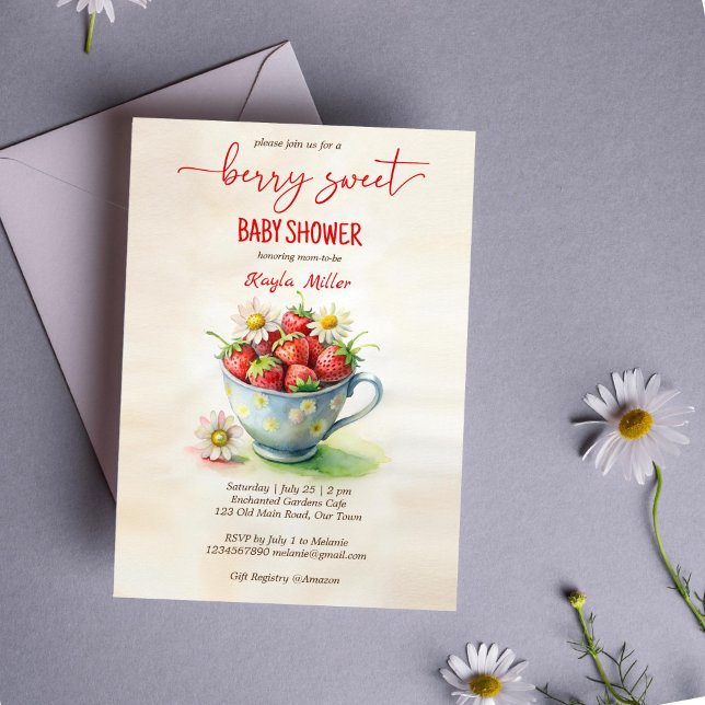 Invitación Ducha de bebé de fresa dulce Berry (Berry sweet strawberry baby shower invitation template cute cup with daisies and strawberries)