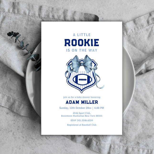Invitación Ducha de bebé de fútbol americano Bow Crest Rookie (Bow Crest Rookie Football Sport Baby Shower Invitation)