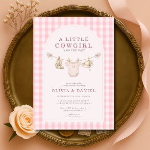 Invitación Ducha de bebé de vaquera pequeña con ropa rosa en 