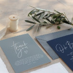 Invitación Ducha de bebé gracias a la polvorienta elegancia a<br><div class="desc">Guión para la ducha bebé fiesta elegante azul polvoriento moderno gracias al diseño de la postal. Diseño perfecto y neutral en cuanto a género.</div>
