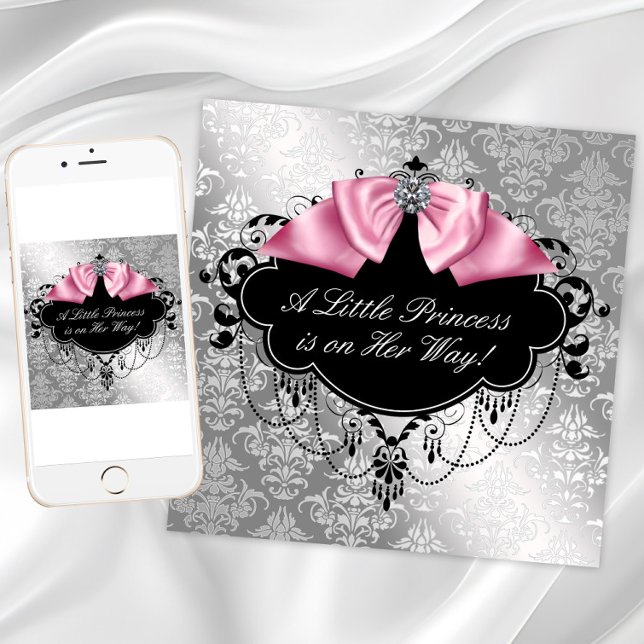 Invitación Ducha de Bebé Niña Princesa Rosa Negro (Pink black and silver baby shower invitation with pink diamond bow on damask background.)