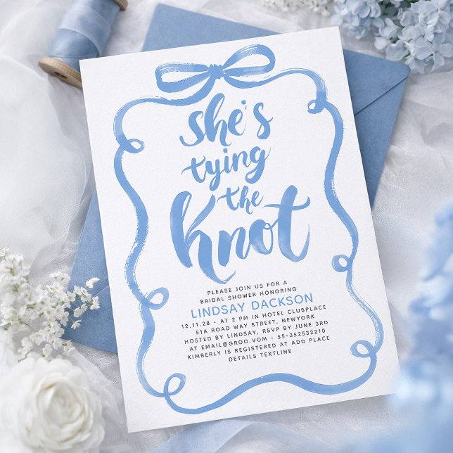 Invitación Ducha de boda de lazo azul polvoriento Ella se est (Dusty Blue Bow Whimsical Bridal Shower Invitation She's Tying The Knot)