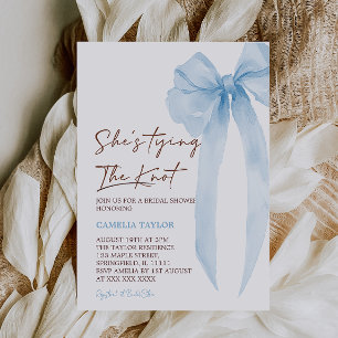 Invitación Ducha de Novia Arco Azul Ella Está Atando El Nudo