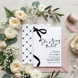 Invitación Ducha de Novia Arco Negro Ella Está Atando el Nudo