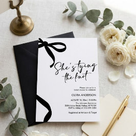 Invitación Ducha de Novia Arco Negro Ella Está Atando el Nudo