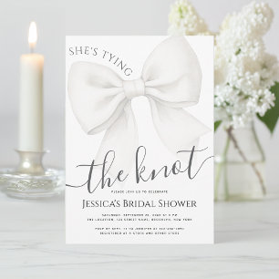 Invitación Ducha de Novia con Lazo Blanco Ella Está Atando el