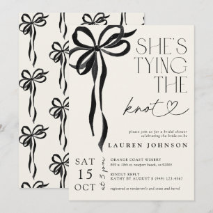 Invitación Ducha de Novia con Lazo Negro Ella Está Anudando e