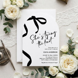 Invitación Ducha de Novia con Lazo Negro Ella Está Atando el