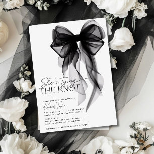 Invitación Ducha de Novia con Lazo Negro Ella Está Atando el 