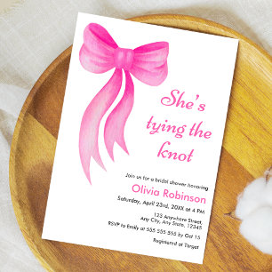 Invitación Ducha de Novia con Lazo Rosa Ella Está Atando el N
