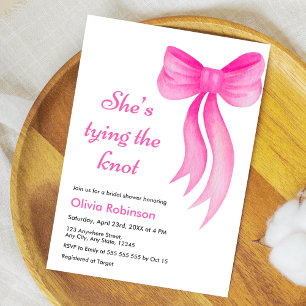 Invitación Ducha de Novia con Lazo Rosa Ella Está Atando el N