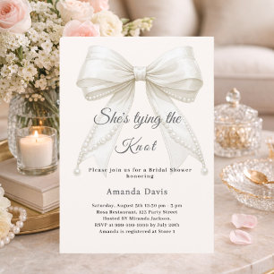 Invitación Ducha de novia con perlas de marfil atando el nudo