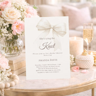 Invitación Ducha de novia de marfil Ella está atando el nudo