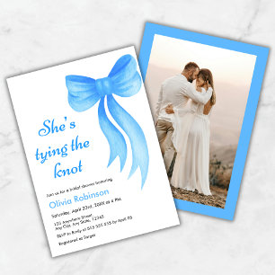 Invitación Ducha de Novia Lazo Azul Ella Está Atando el Nudo