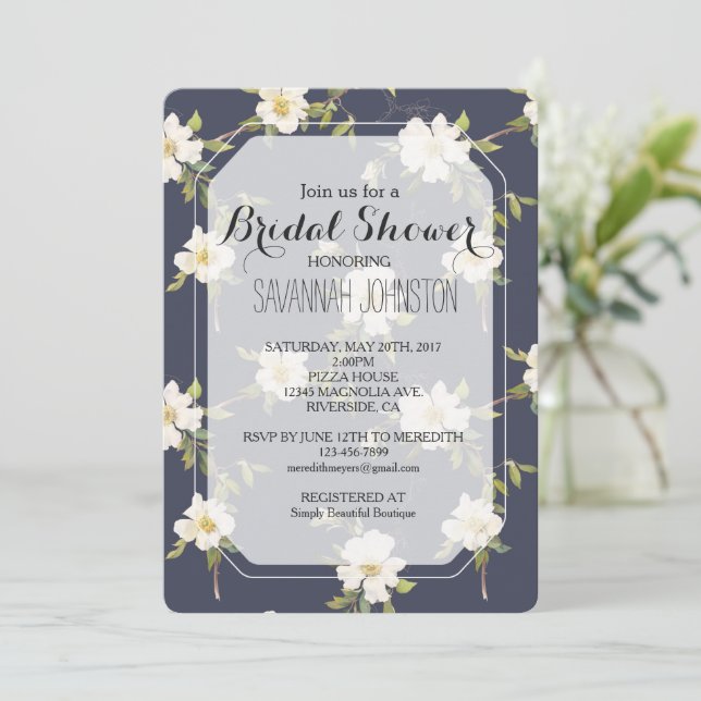 Invitación Ducha de novia romántica azul floral blanca (Anverso de pie)