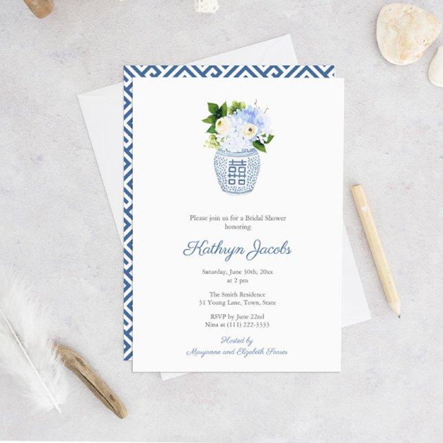 Invitación Ducha De Novias De Jar De Ginger Blanco Y Azul Sin (Chinoiserie Chic Navy And White Watercolor Bridal Shower Invitation With Greek Key Print Backer)