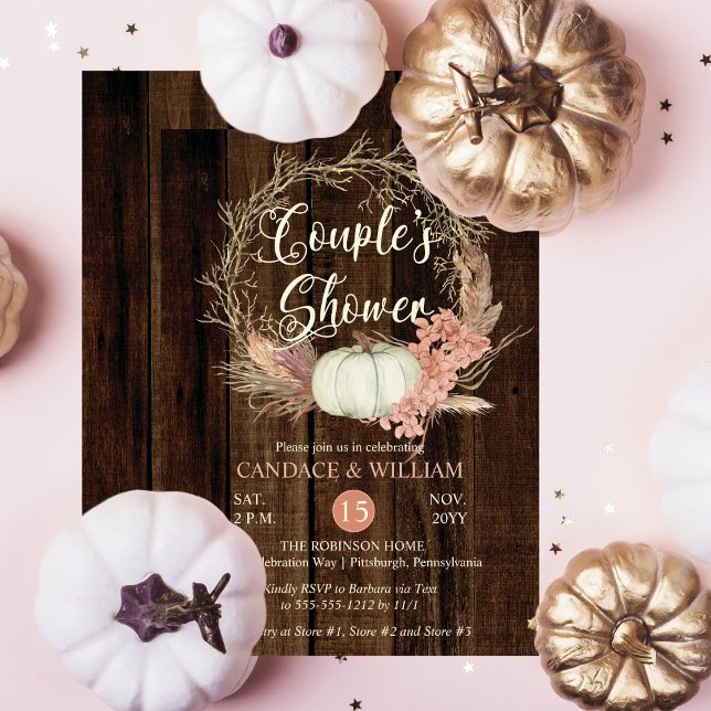 Invitación Ducha de pareja - Rústica guirnalda de calabaza (Rustic White Pumpkin | Blush Pink Pampas Twig Wreath on Dark Faux Wood Couple's Shower Invitation)