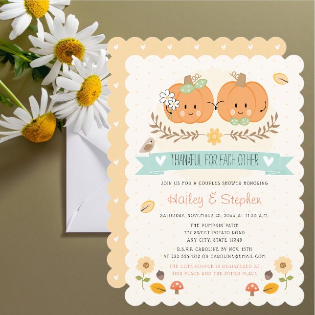 Invitación Ducha de Parejas de Calabazas Cute de Acción de Gr (Adorable fall thanksgiving themed couples shower invite with a pair of cute pumpkins holding hands. )