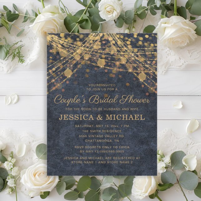 Invitación Ducha nupcial de la pareja de soldados azul de oro (Rustic glam navy blue and gold string lights couple's bridal shower invitation)