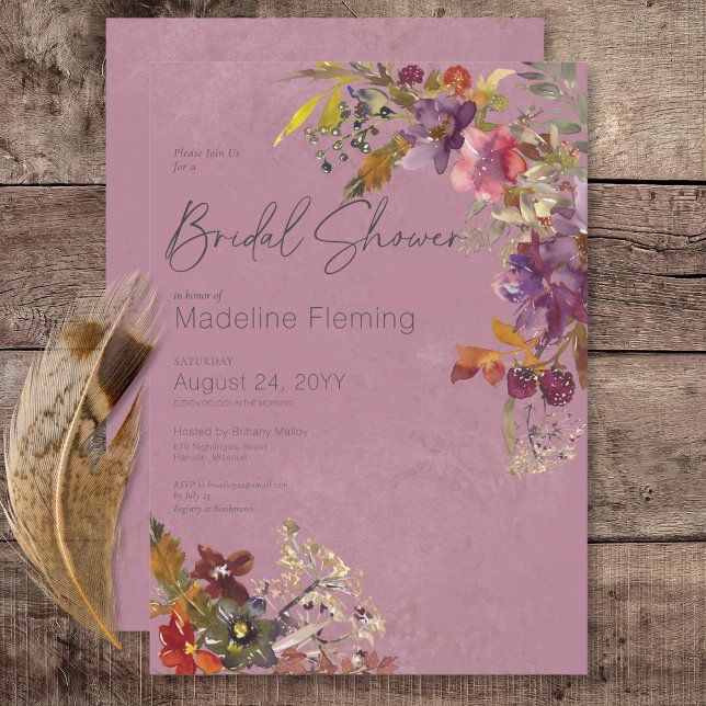 Invitación Ducha nupcial de plumas de tono rustico de Boho Je (Rustic Boho Jewel Tone Plum Florals Bridal Shower Invitation)