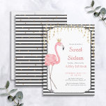 Invitación Dulce 16 Flamingo Dorado de color negro y blanco r<br><div class="desc">Una invitación única y moderna para una fiesta de 16 años de dulce, incluye un flamingo rosa acuarela con una corona dorada, con una guirnalda de follaje dorado colgando sobre un fondo de rayas blancas y negras con texto rosa. La parte posterior de la tarjeta tiene rayas blancas y negras...</div>