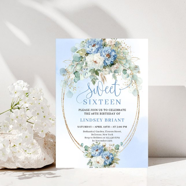 Invitación dulce 16 floral azul polvoriento con gu (Printable Script Dusty Blue Floral Sweet 16 Invitation)