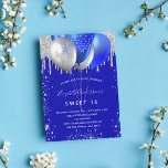 Invitación Dulce 16 globos reales purpurinas de plata azul de<br><div class="desc">Un fondo azul real. Decorada con purpurinas de plata falsa gotea pintura goteando,  chispas y globos. Personalice y agregue un nombre y detalles del fiesta. El nombre se escribe con un guión de estilo con letras a mano.</div>