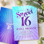 Invitación Dulce 16 Groovy Morado Gradiente Azul Gradiente Re<br><div class="desc">"Feliz Dulce 16 cumpleaños". Envíe esta genial retro boho, invitación de fiesta personalizada para un evento que recordar. Tipografía divertida, de moda, audaz morada y azul marino con la tipografía moderna sans serif superpone un fondo de rayos pop turquesa y morado gradiente con puntos blancos. En la parte posterior, un...</div>