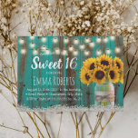 Invitación Dulce 16 Madera de grano Verde azulada de girasol<br><div class="desc">Rústico Sunflower Floral Jar Verde azulado Madera y String Luces Dulces 16 Invitaciones.</div>