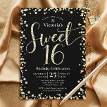 Invitación Dulce 16 Purpurina de oro negro moderno cumpleaños<br><div class="desc">"Feliz dulce 16". Envíe esta impresionante, brillante, divertida, festiva, moderna, personalizada invitación para una fiesta que recordar. La tipografía del guión de purpurina dorado y el confetti superponen un fondo negro. Más confeti purpurina de oro sobre la espalda. Personalice el texto del personalizado con el nombre de su hija, así...</div>