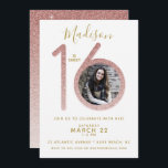 Invitación Dulce 16 Rosa Purpurina de oro Foto de cumpleaños<br><div class="desc">Este dulce diseño de 16 invitaciones incluye espacio para una foto favorita en el marco rosa purpurina dorado 16! Haga clic en el botón personalizar para más flexibilidad con la adición de su foto y texto! En nuestra tienda, zazzle.com/doodlelulu*, encontrará variantes de este diseño, colores adicionales y productos de coordinación....</div>