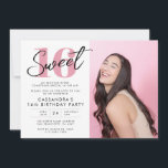 Invitación Dulce Aniversario del Día de la Madre con Foto<br><div class="desc">Dulce Aniversario del Día del Dulce Rosa Moderno con Invitación Fotográfica</div>