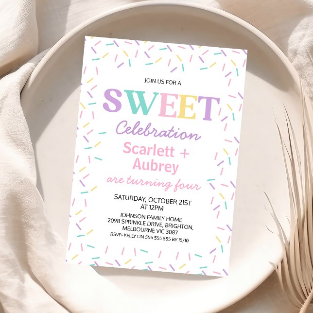 Invitación Dulce celebración del cumpleaños de los gemelos mu (Twin Girls Sprinkle Sweet Celebration Birthday Invitation, 
Sprinkles Themed Birthday Party Invite)