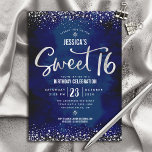 Invitación Dulce de color de agua de la marina plateada 16 cu<br><div class="desc">"Feliz dulce 16". Envíe esta dramática, impresionante, simple, festiva, moderna, personalizada invitación de fiesta para un evento que recordar. El guión de la tipografía de Relieve metalizado falso y los pequeños puntos purpurinas de confeti de plata espartana superponen un sofisticado fondo de color azul real. Personalice el texto del personalizado...</div>