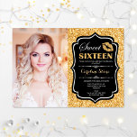 Invitación Dulce de foto 16 cumpleaños - Negro de oro de Kiss<br><div class="desc">Foto Sweet 16 Birthday - Kiss Gold Black. Dulce invitación de fiesta de cumpleaños con tu foto. Incluye fuente de guión,  beso de labios y confeti. Elegante diseño negro con falso oro purpurina. Perfecto para una elegante celebración de glam 16th bday.</div>