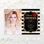 Invitación Dulce de foto 16 cumpleaños - Negro de oro del Bes<br><div class="desc">Foto Sweet 16 Birthday - Red Kiss Gold Black. Dulce invitación de fiesta de cumpleaños con tu foto. Presenta rayas blancas negras,  letra de guión,  beso de labios y confeti. Elegante diseño rojo blanco negro con oro falso purpurina. Perfecto para una elegante celebración del día 16.</div>