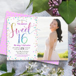 Invitación Dulce de la foto 16 cumpleaños de Confetti Purpuri<br><div class="desc">"Feliz dulce 16". Envíe esta impresionante, brillante, alegre, festiva, moderna, personalizada, personalizado, invitación a una fiesta fotográfica para un evento que recordar. Tipografía de guion arcoiris purpurina y confeti festivo de color turquesa, rosa púrpura y dorado, superponen un fondo blanco en la mitad izquierda de la tarjeta. Una foto personalizado...</div>