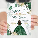 Invitación Dulce Dieciséis Fiesta de Cumpleaños Verde y Blanc<br><div class="desc">Dulce Dieciséis Invitaciones De Aniversario Verdes De Esmeralda Y Blancas Mis Quince Anos,  16º Cumpleaños.</div>