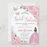 Invitación Dulce Dieciséis Princesa Floral Rosa Plata Cumplea<br><div class="desc">Personalice esta encantadora invitación dulce de dieciséis años con su propia redacción fácil y rápidamente,  simplemente pulse el botón personalizar it para reorganizar y formatear el estilo y la ubicación del texto. ¡Artículos coincidentes disponibles en la tienda! c) El estudio Happy Cat Studio</div>