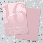 Invitación Dulce Dieciséis Rubor Pink 16º cumpleaños<br><div class="desc">Dulce Invitación De Fiesta De Cumpleaños. Celebra el estilo de los dieciséis con esta moda y diseño moderno. El fondo tiene un rosa claro suave que se desvanece en un gradiente rosa rubor para un efecto de ensueño. Un gran color rosa malva "16" ocupa el centro del escenario con un...</div>