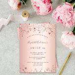 Invitación Dulce fiesta de 16 años rosa estrellas doradas roc<br><div class="desc">Una invitación moderna, elegante y glamurosa para una fiesta de 16 y 16 años de chica. Un falso fondo metálico rosa dorado con elegantes estrellas rosas de oro. El nombre está escrito con un guión moderno de estilo con letras de color rosa oscuro y dorado. Plantillas para los detalles del...</div>